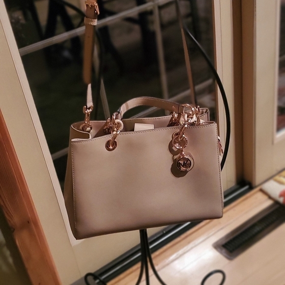 Michael Kors Cynthia‎ Medium Saffiano Leather Satchel with Shoulder Strap - Picture 4 of 16